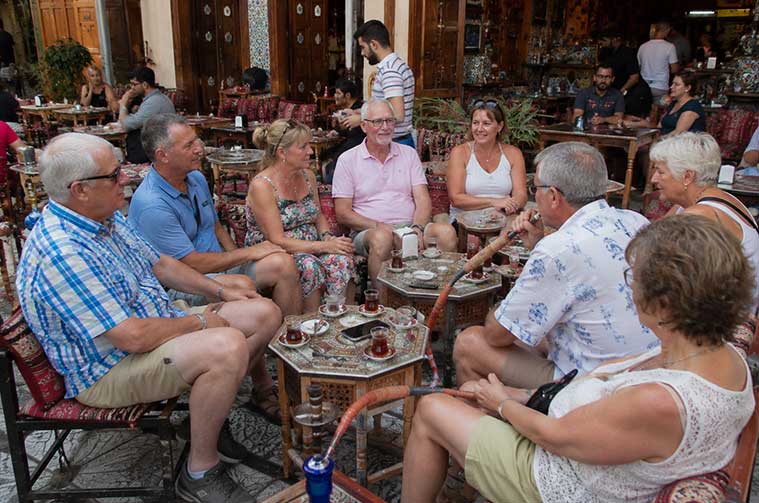 Viajeros compartiendo experiencias durante un viaje en grupo por Turquía
