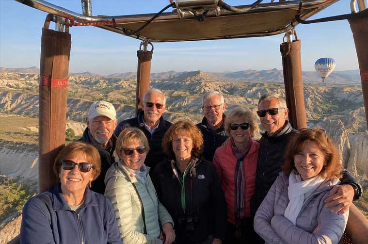 Viajeros disfrutando de un vuelo en globo sobre Capadocia durante un viaje organizado a Turquía