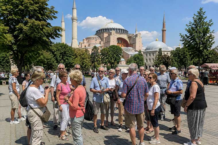 Grupo acompañado durante una visita guiada por Estambul