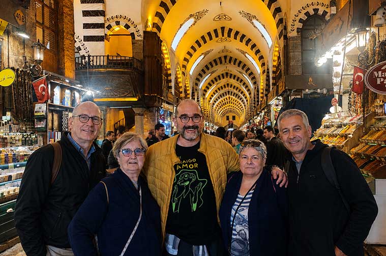 Viajeros recorriendo el Gran Bazar durante un viaje organizado a Turquía