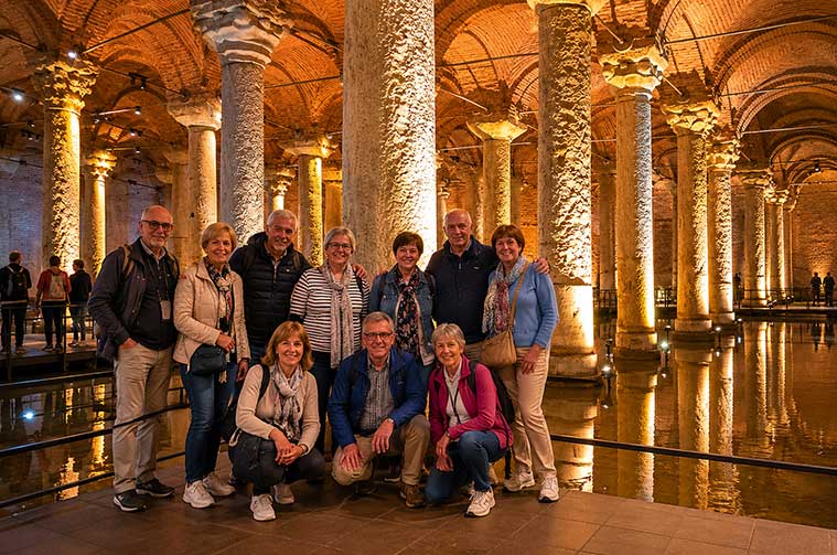 Viajeros descubriendo la Cisterna Basílica durante un viaje organizado a Turquía