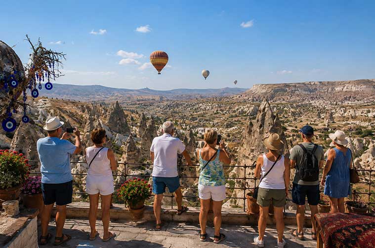Viajeros contemplando los globos aerostáticos de Capadocia en Turquía